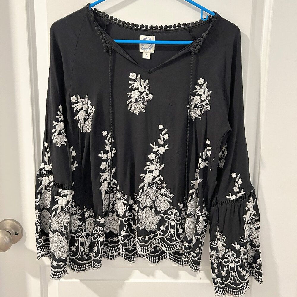 Francesca's NWOT Scalloped Bell Sleeve Blouse Top